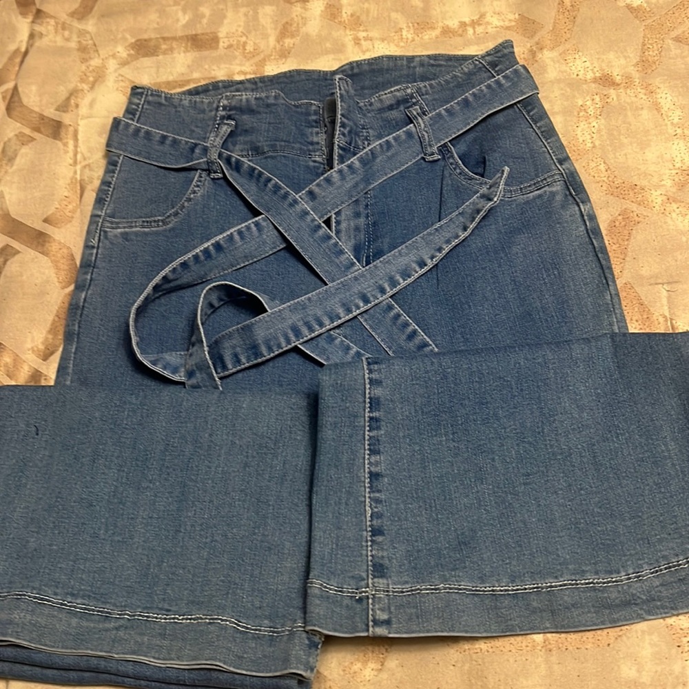 BOOMERANG HIGH RISE BELL BOTTOM DENIM size M. Never worn